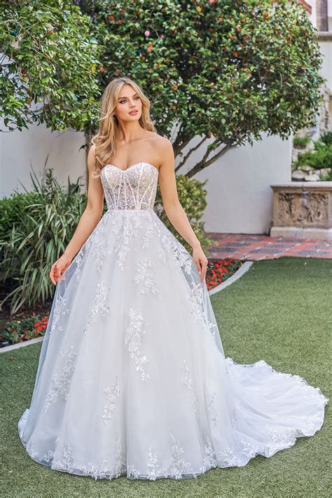 Sweetheart Strapless Wedding Gown